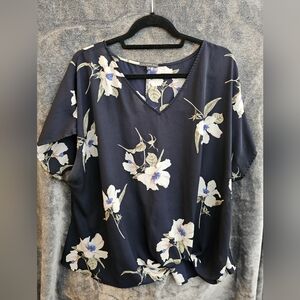 Blouse great for the office. Blue, floral, size 3x.
